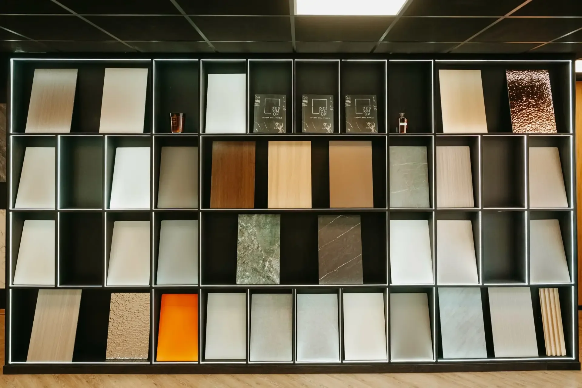 Présentoir de panneaux décoratifs dans le showroom Design Up