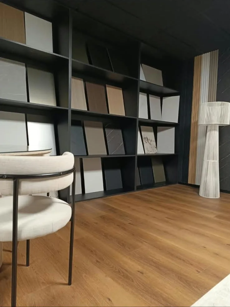 Mur d'échantillons de panneaux du showroom Design Up à Puiseux-Pontoise
